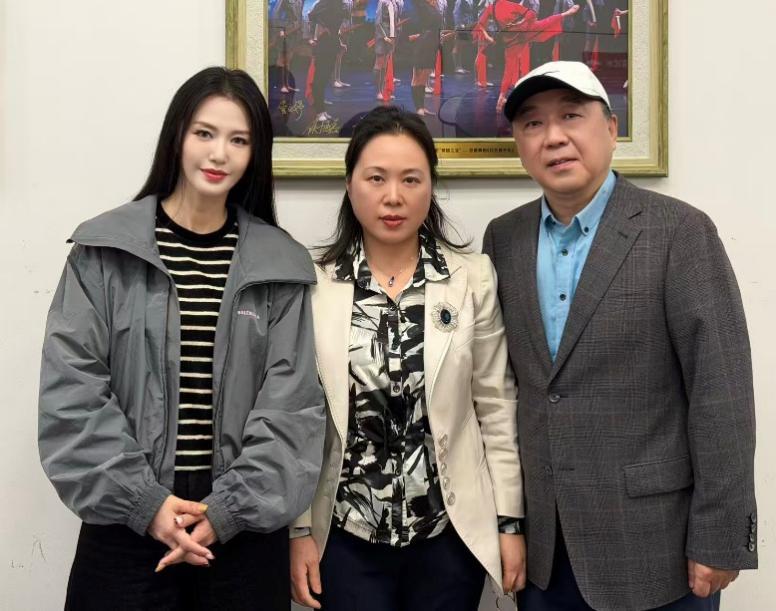 作者夫妇采访谭维维后留影