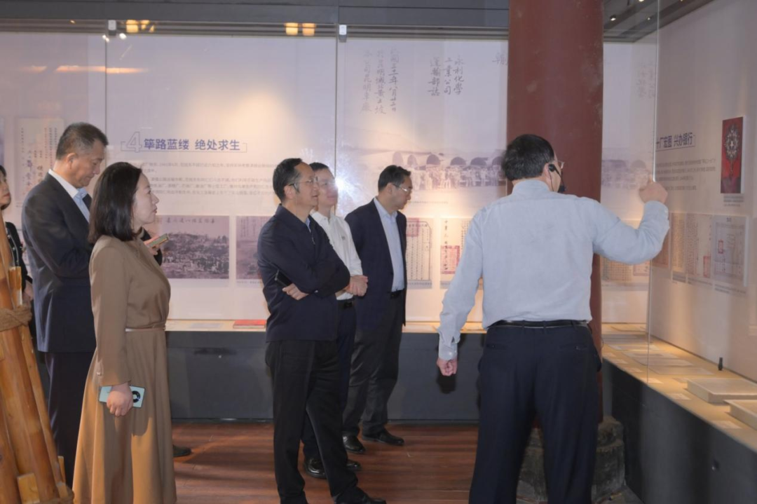 与会嘉宾参观展览