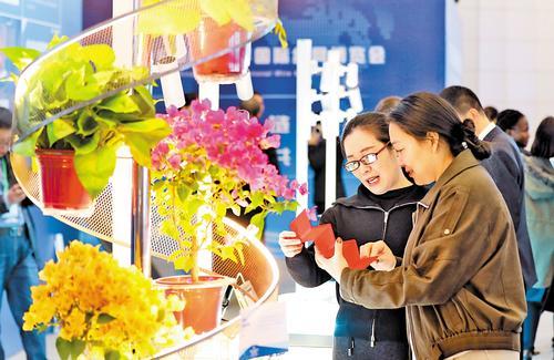 10月22日,2026中国·安平国际丝网博览会开幕式现场,42件丝网创意作品亮相,吸引了众多参会者观看。本报记者 孟宪峰摄