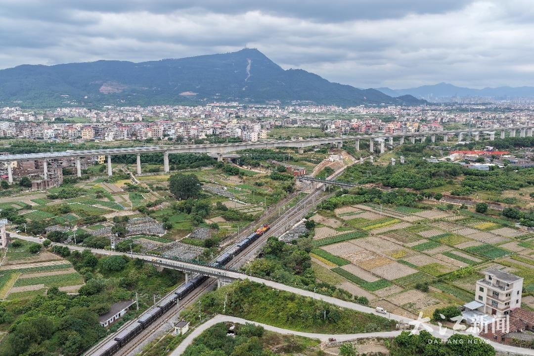 10月26日，满载集装箱的海铁联运专列从福建莆田东铁路货场缓缓驶出。