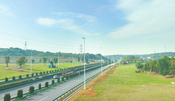 新装的路灯在快速路匝道口，为司机夜行照亮视野。