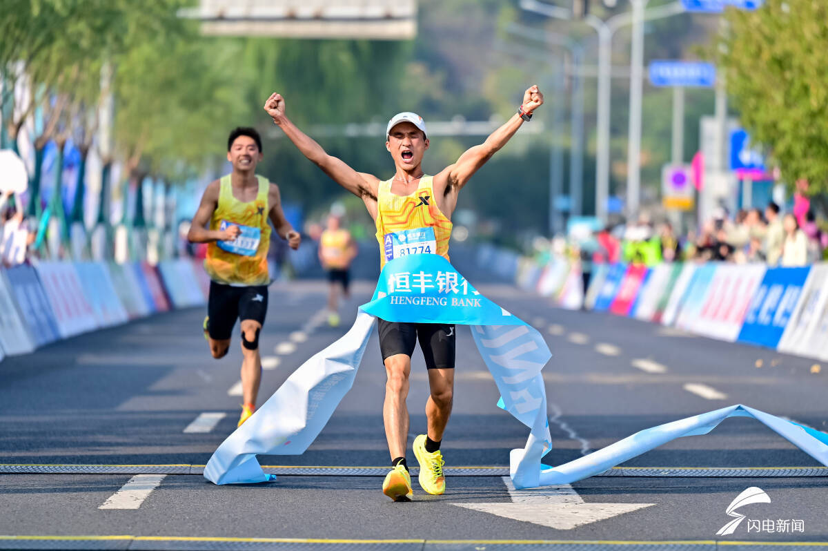 图为全马男子冠军孟帅冲线瞬间，紧随其后的是全马男子亚军任鹏。