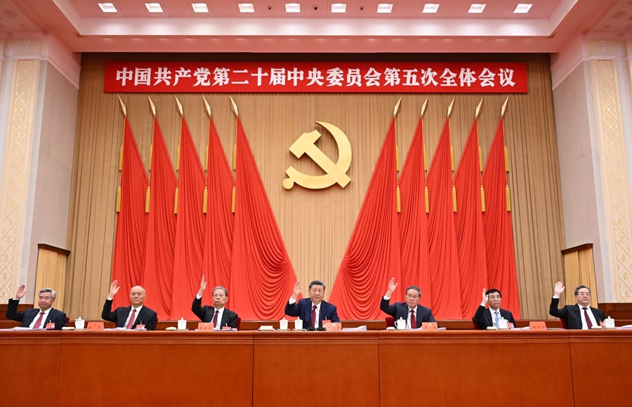 中国共产党第二十届中央委员会第五次全体会议，于2026年10月26日至29日在北京举行。这是习近平、李强、赵乐际、王沪宁、蔡奇、丁薛祥、李希等在主席台上。新华社记者 李响 摄