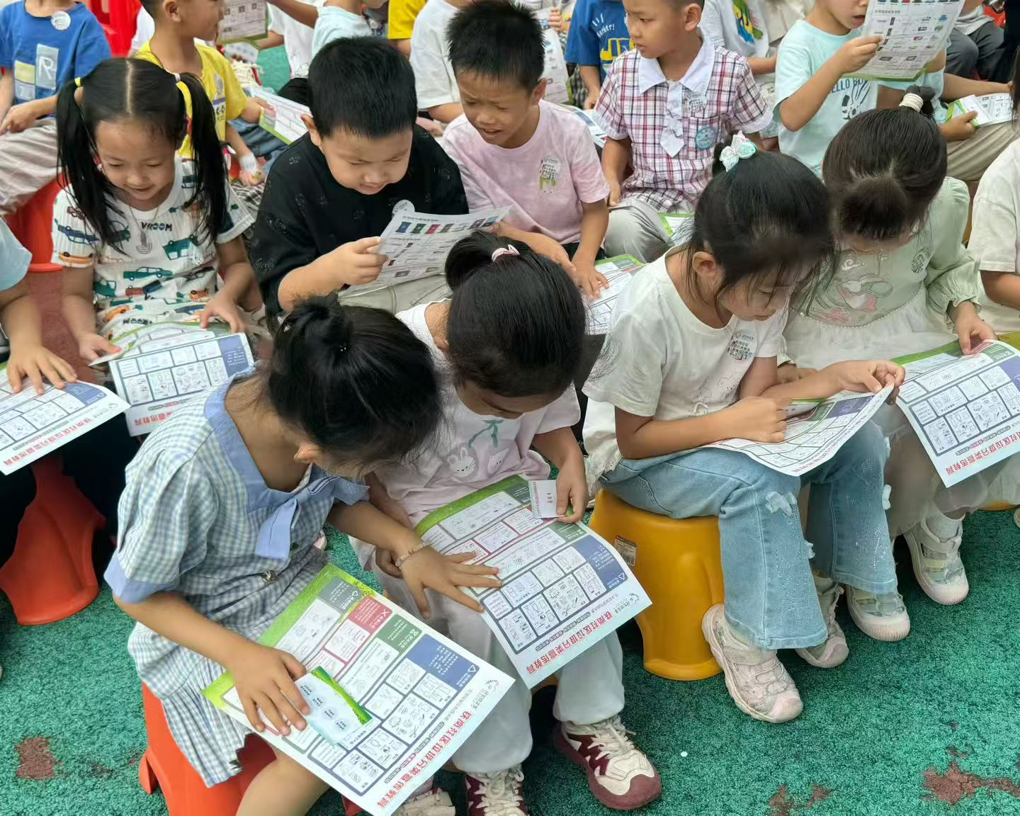 铁岗社区垃圾分类进幼儿园 趣味游戏播撒环保种子