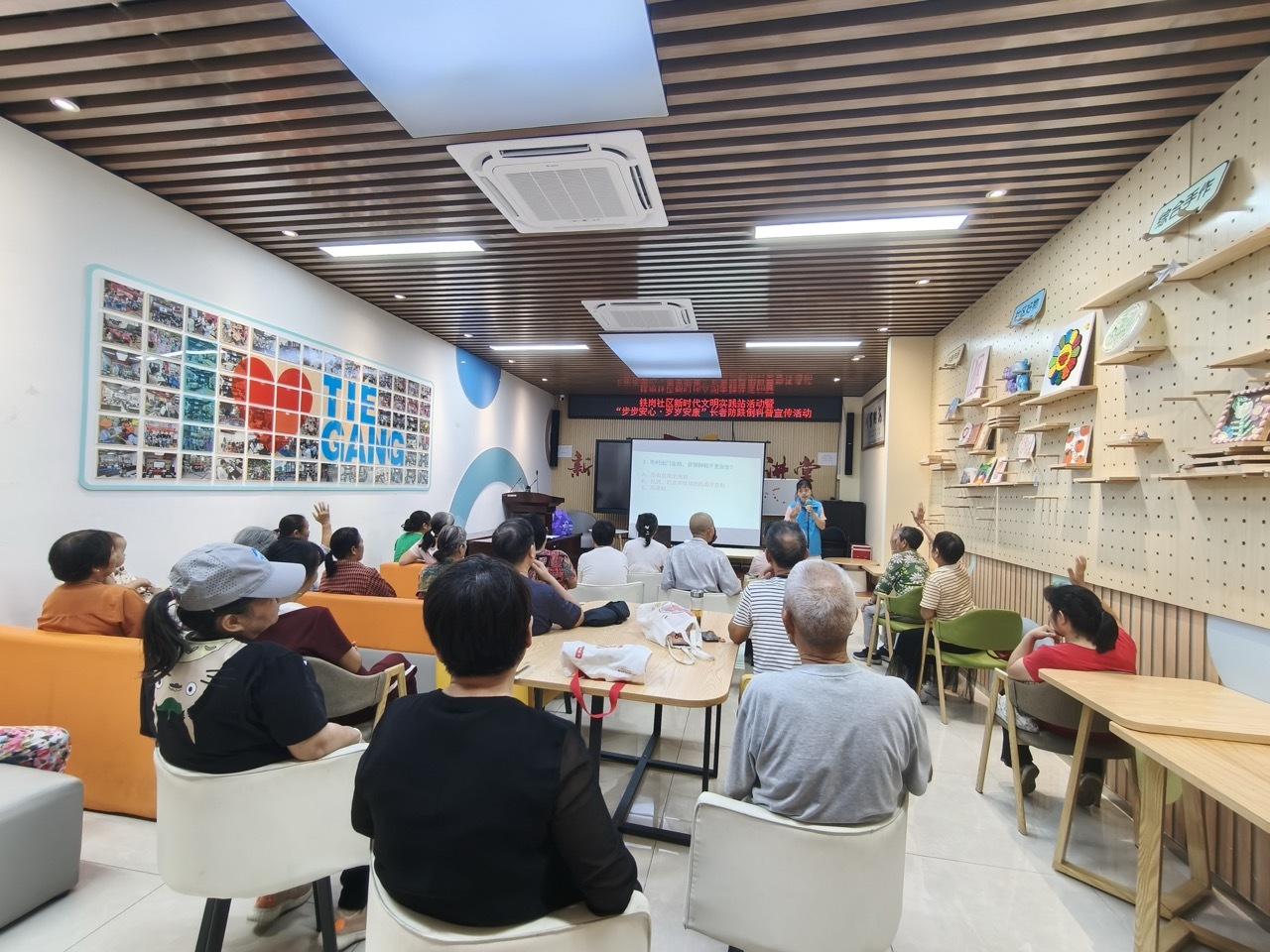 阿姨积极抢答互动,长者尽兴学习防跌倒知识——铁岗社区“步步安心·岁岁安康”长者防跌倒科普活动顺利开展