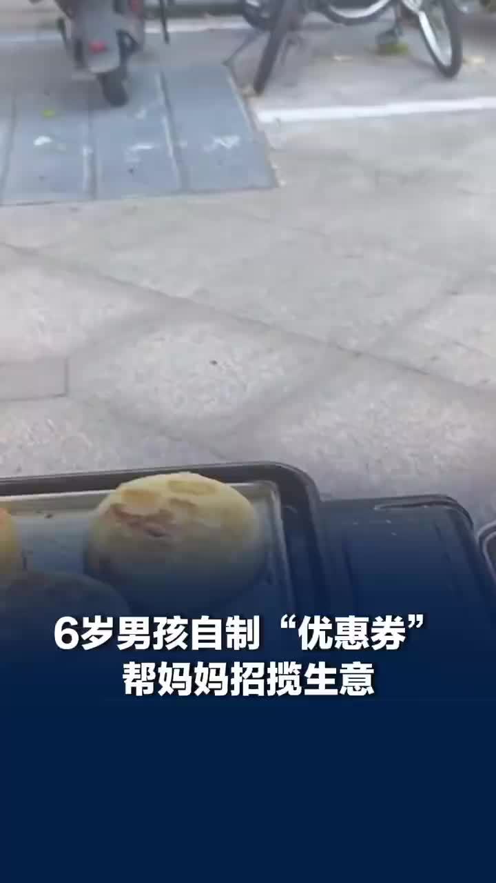 肾衰竭女子摆摊儿子手绘优惠券揽客