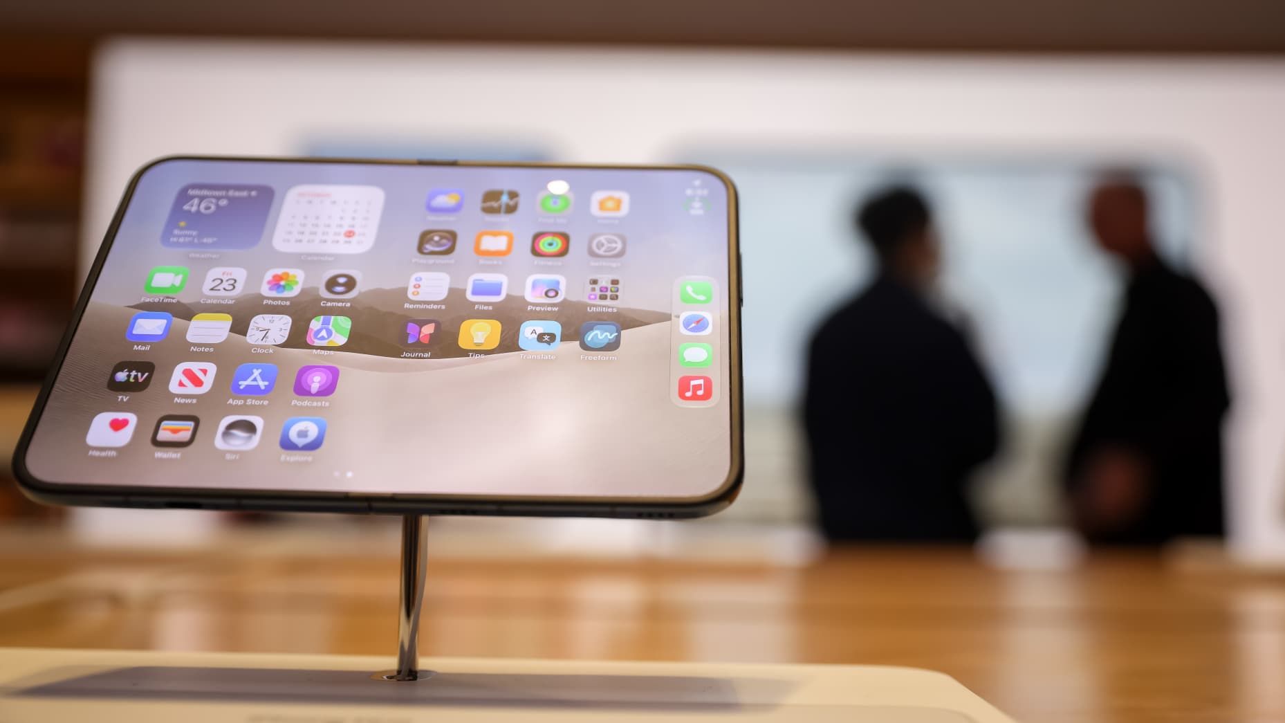 苹果回应iPhone Duo内屏破裂问题:影响少量设备,将保修更换