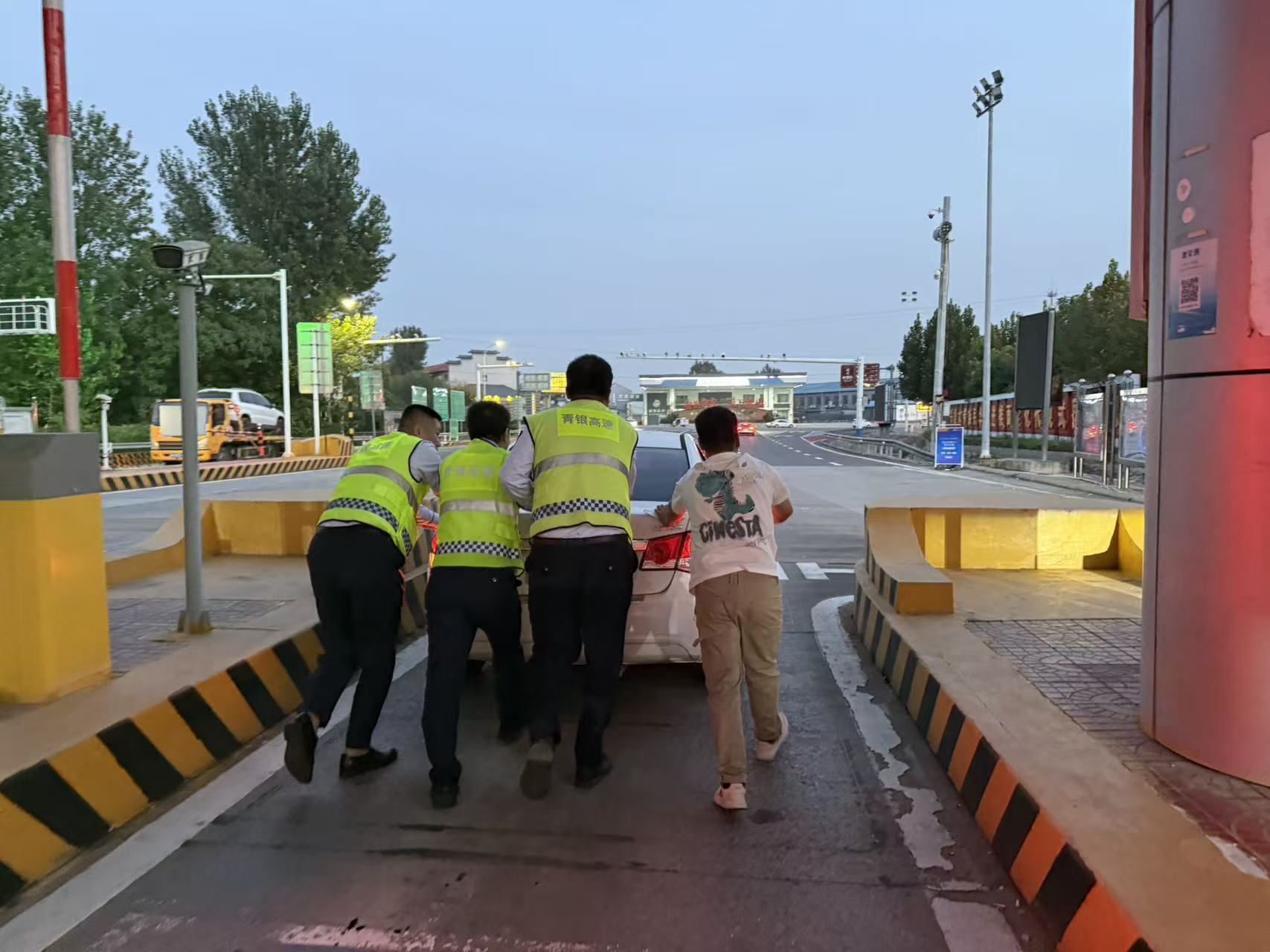 河北高速集团青银分公司赵县收费站：快速处置匝道故障 暖心护航平安出行