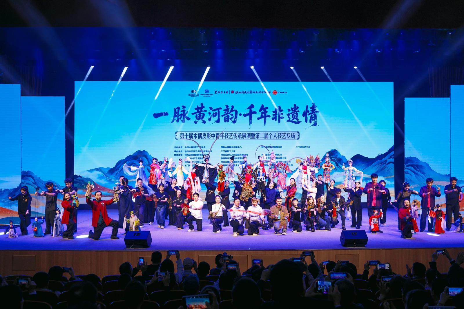 闭幕式现场参演演员合影