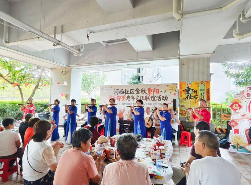 老年民乐文艺队进行文艺表演