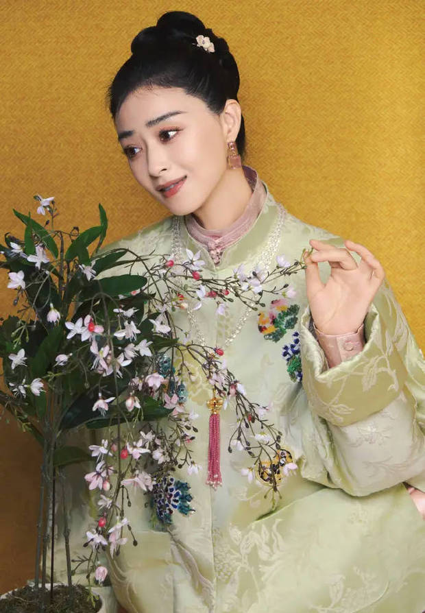 蒋欣新中式造型气质出众