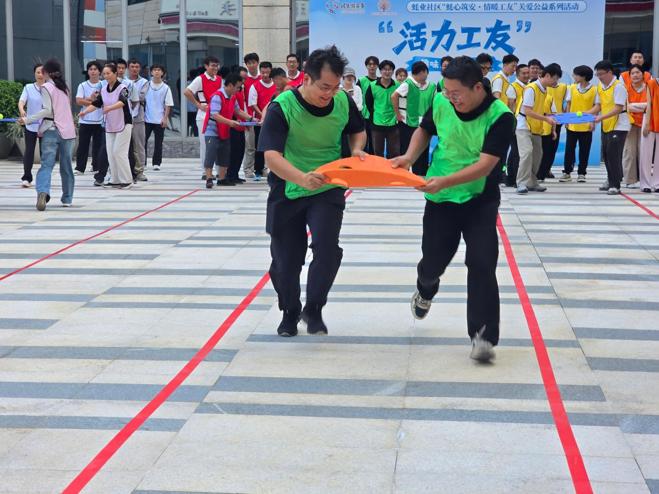激烈比拼结束后,现场举行颁奖仪式,为各个比赛项目的冠亚季军颁发奖品。所有参与活动的工友都领取到精美纪念礼品,一份份奖品承载着社区满满的关怀。不少工友在打卡区拍照留念,记录下热闹欢乐的瞬间。