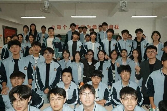 提前拍摄的毕业照（图中未穿校服的为曹凤）