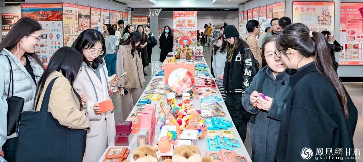 创意十足的设计作品摆满展台,引学子争相打卡。
