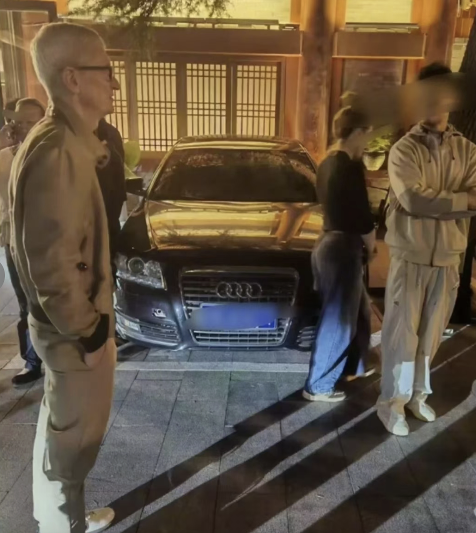 定居北京了?网友南锣鼓巷偶遇库克