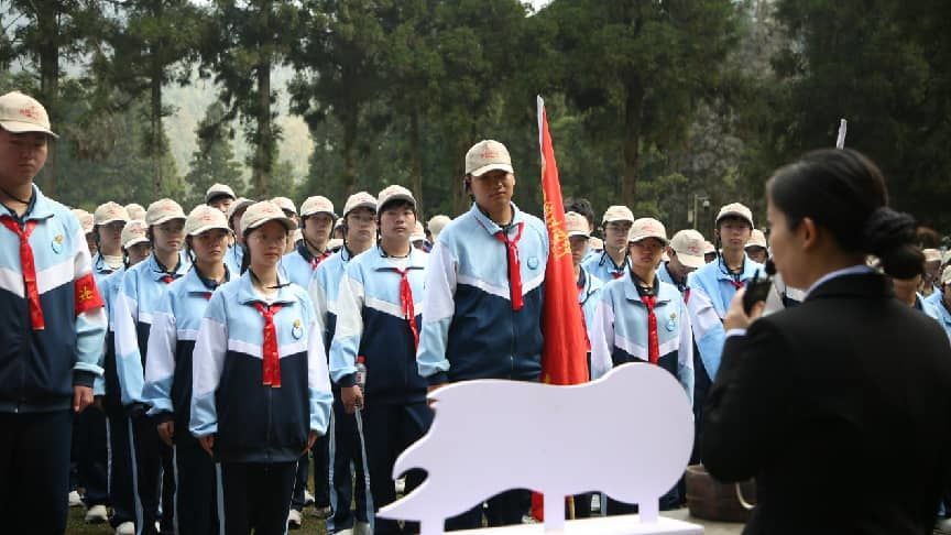 师生队伍在小井红军医院聆听思政课《艰苦奋斗》