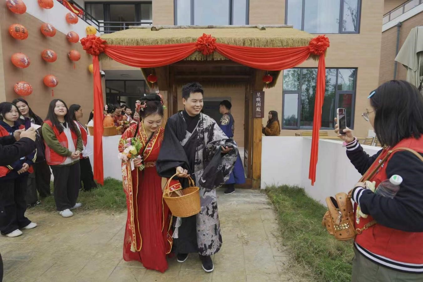 新风润荆楚 婚俗启新篇——天门举办集体婚礼倡导文明节俭婚嫁新风