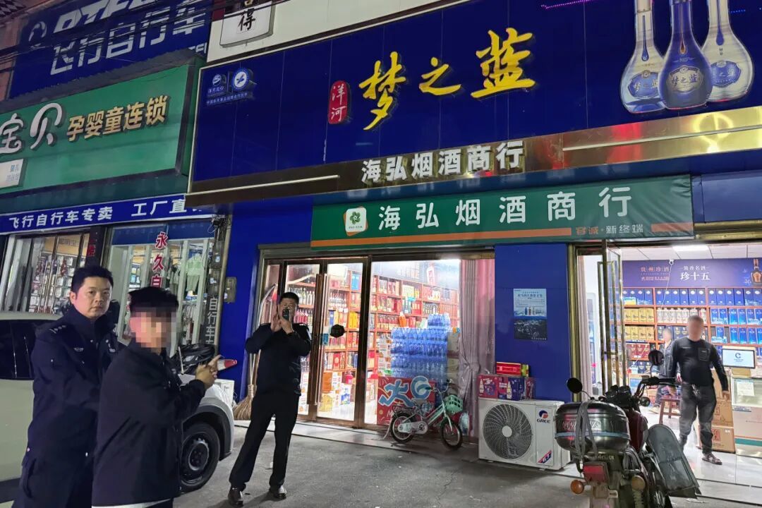 男子进店盗窃，撞见店主后谎称买烟离开，民警：回来！