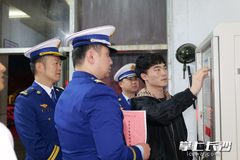 浏阳消防在夜查中。 长沙晚报通讯员 寻艳 摄