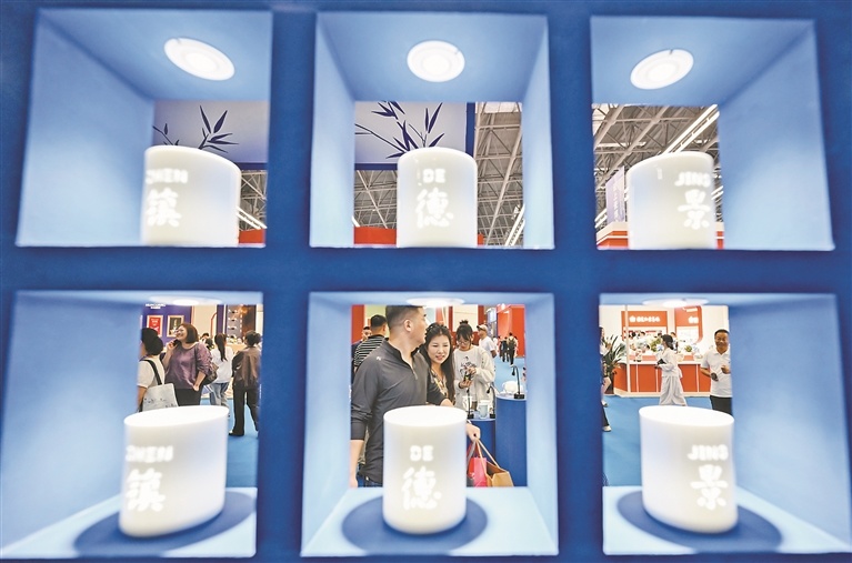 10月18日,在景德镇陶博城国际会展中心,镌着“景德镇”字样的玲珑杯晶莹剔透,引得宾客纷纷驻足。