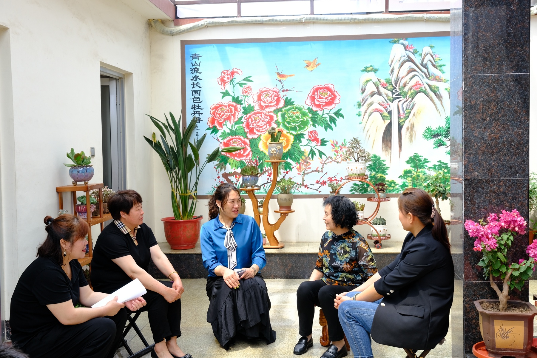 青岛乡里乡亲丨党建引领乡村治理成效 大彭家村:“110不进村”,绘就乡村善治新“枫”景