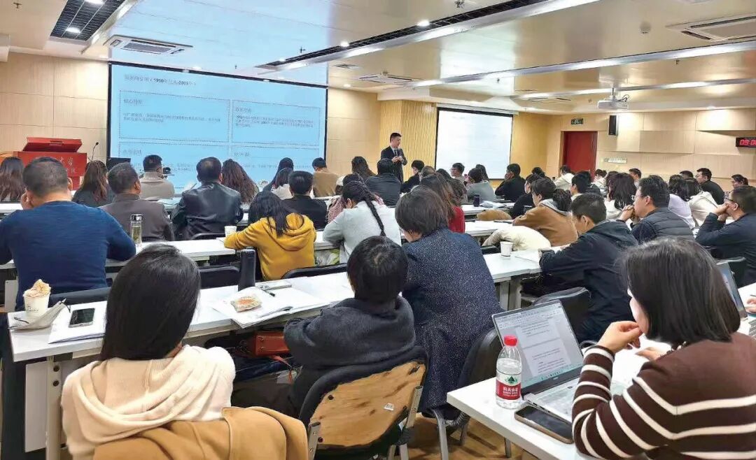 罗杨洋在给老师们培训