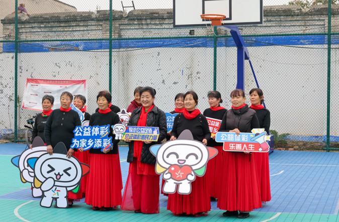 南湖村舞蹈队和体彩吉祥物乐小星合影。