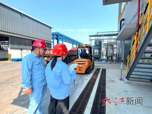 新干县不动产登记中心工作人员在江西天宇化工有限公司新建厂房开展实地勘测核验工作。