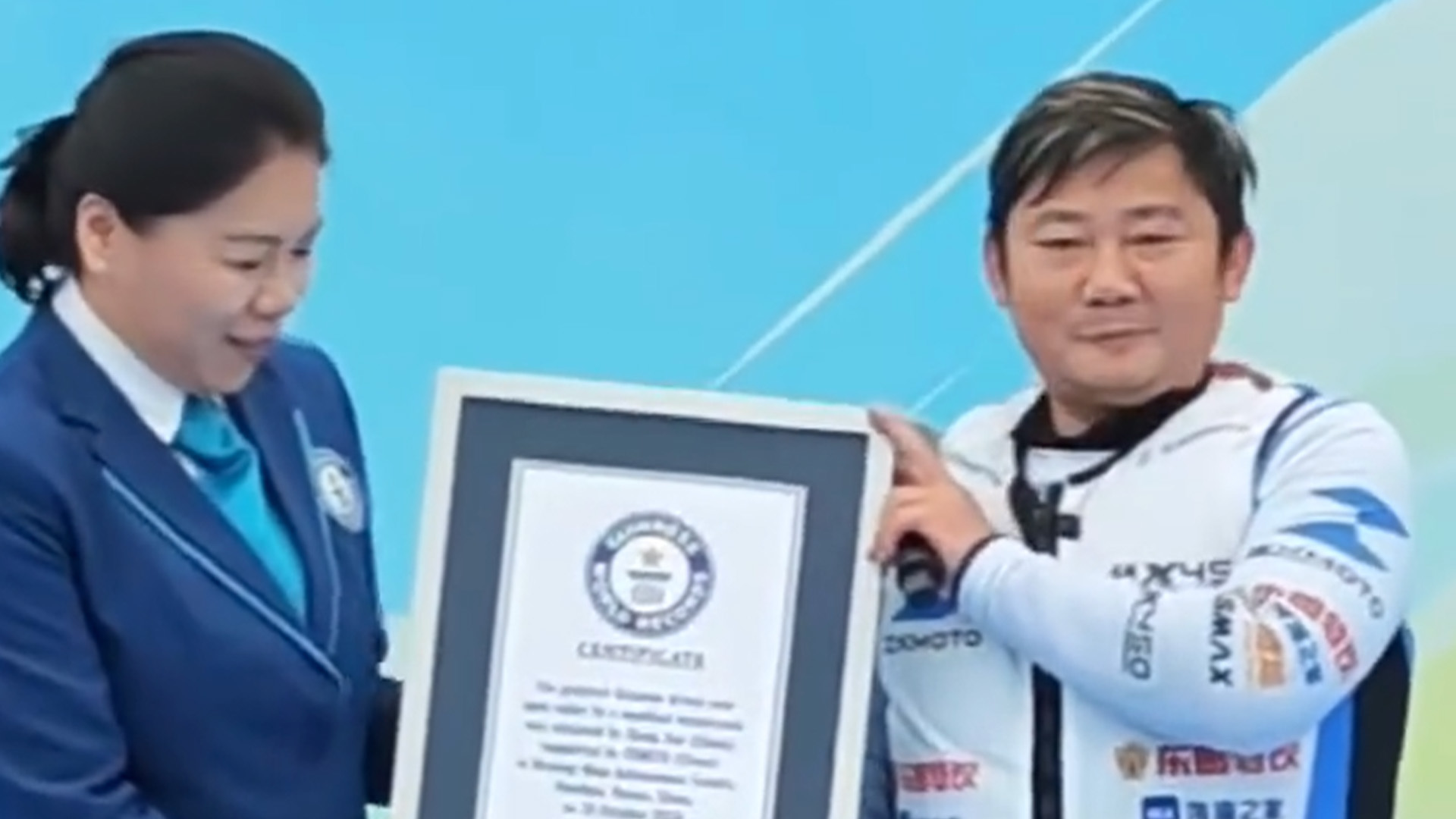 40.74公里水上行驶！张雪在家乡刷新吉尼斯纪录，和县委书记喷香槟庆祝，当场宣布将纪录证书和战车赠与家乡，还开玩笑：不要挂闲鱼哈