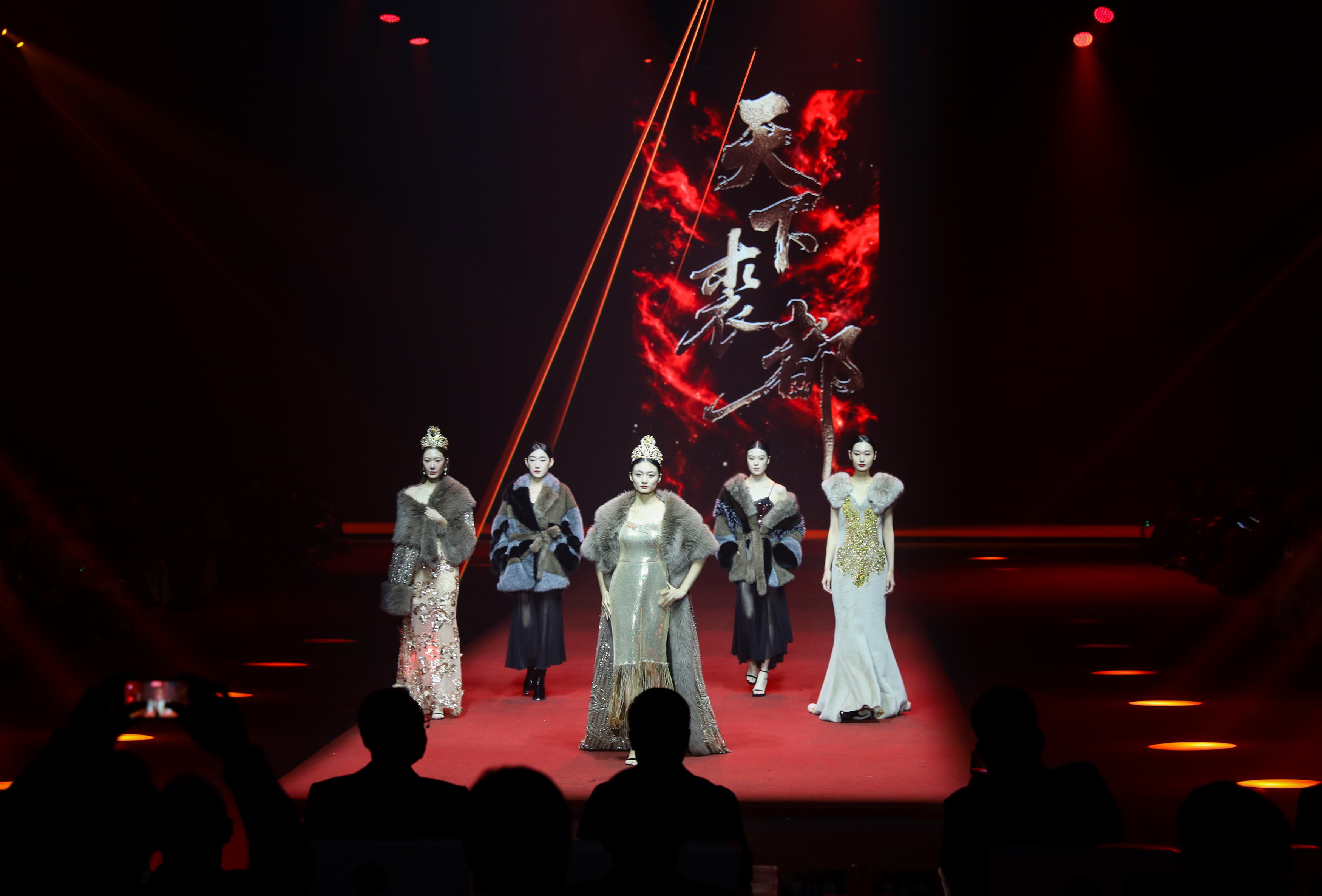 10月30日，2026中国（大营）国际皮草博览会时尚秀现场，模特展示裘皮新品。陈康 摄