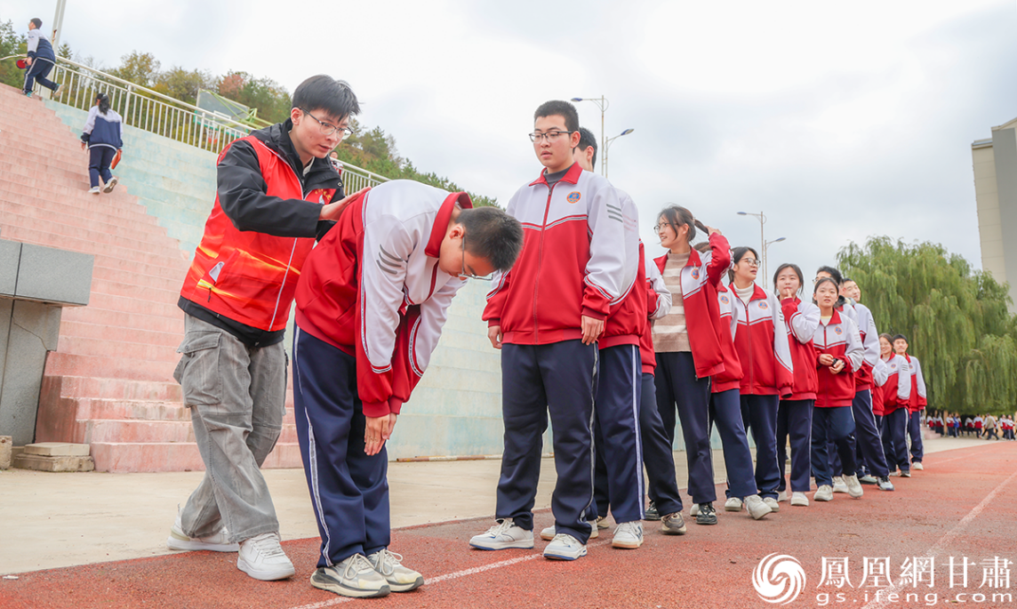 “小白杨”团队成员为庄浪县紫荆中学学子开展脊柱侧弯筛查