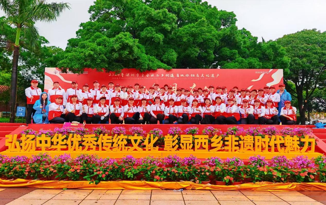 漫姐参与西乡三月三志愿活动与志愿者们合影