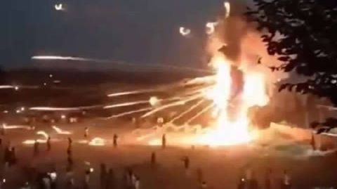 印度一庆祝活动突发意外,“恶魔”巨像失控,向人群疯狂喷射烟花 印度节