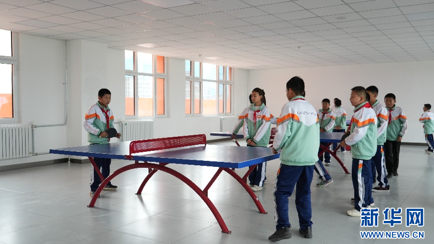 图为临夏七中的同学们在室内进行乒乓球运动