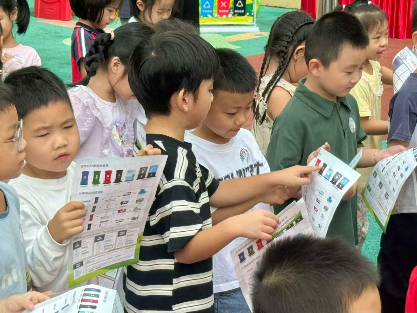 铁岗社区垃圾分类进幼儿园 趣味游戏播撒环保种子