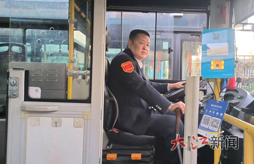 259路公交车驾驶员万俊。