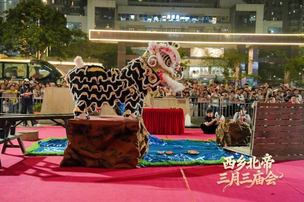 高桩与地狮表演轮番上演，让居民近距离感受南狮技艺。