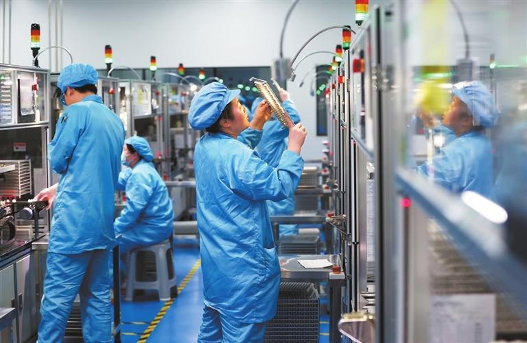 位于白银的甘肃康视丽隐形眼镜有限公司生产基地，工人在检查生产工艺。