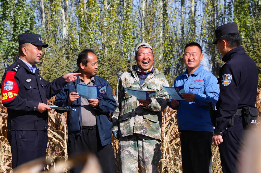 张掖市民乐县公安局民警辅警深入辖区田间地头，开展反诈防骗、交通安全、防火防盗等知识宣传。王靖宁　摄