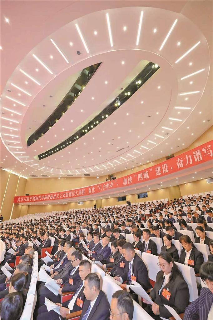 聆听报告。