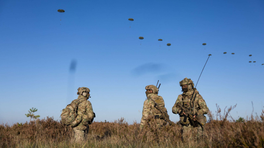 600名英法伞兵在德国跳伞,英方炒作“保卫北约”