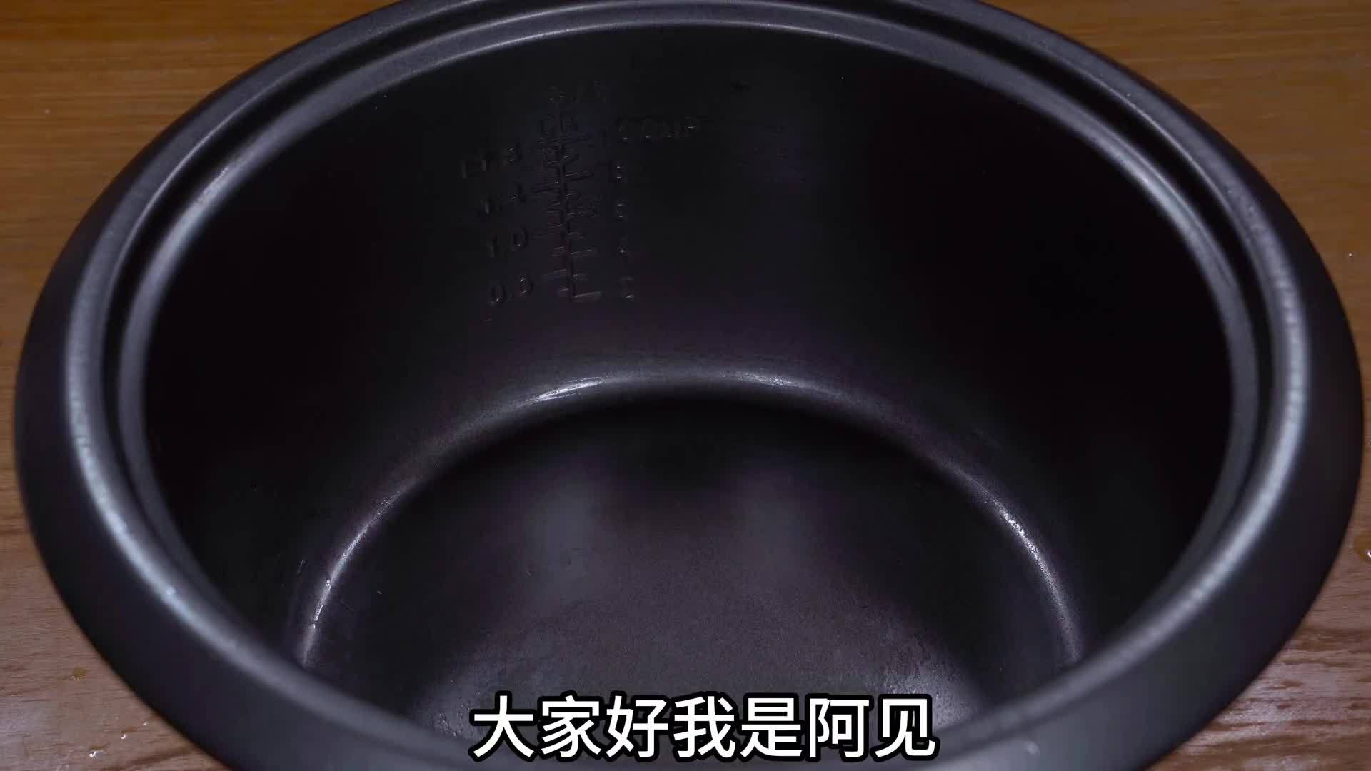 把土豆和黄豆放绞肉机里面，出锅就是餐餐吃的美食