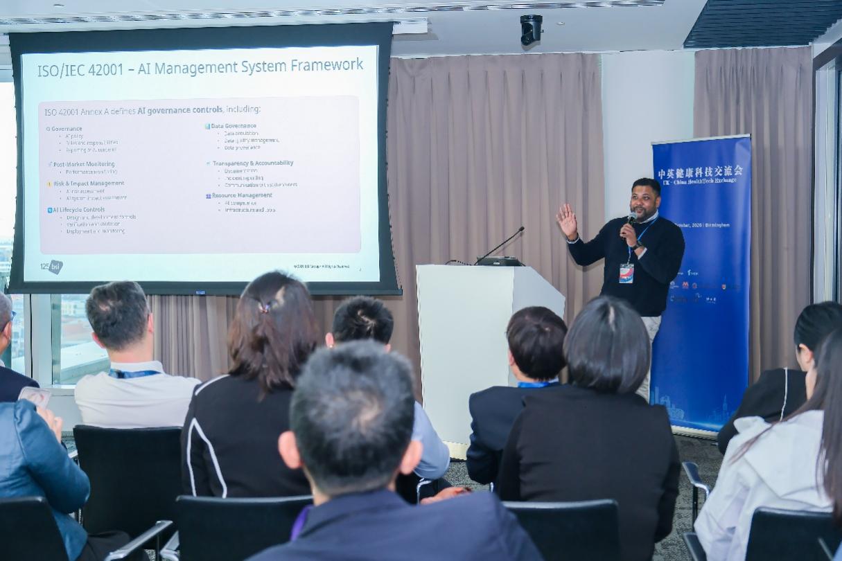 图为英国标准学会(BSI)Dr. Dushyant Goordyal发言