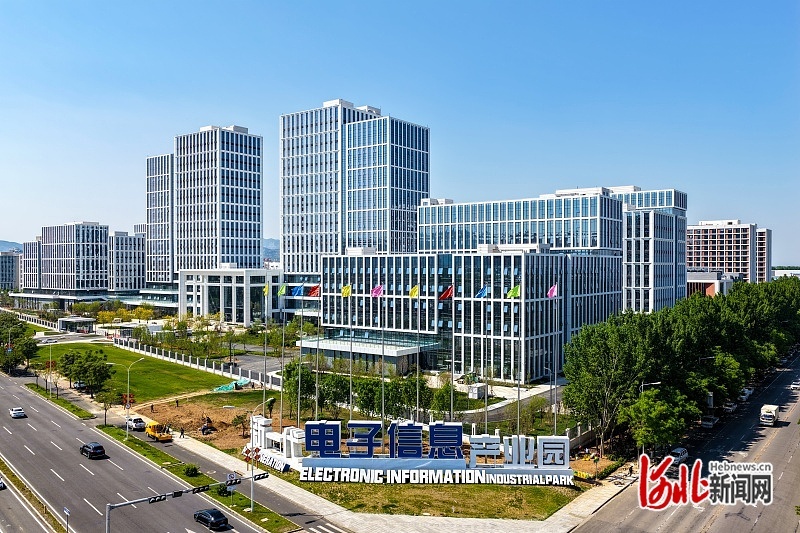 河北省多措并举提升县域经济重点平台发展能级,促进资源要素高效流动。图为近日拍摄的石家庄市鹿泉区新一代电子信息产业园。河北日报记者 许佳奇摄