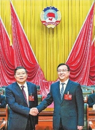 10月28日，市政协七届一次会议选举大会上，六届市政协主席徐兵（左）与七届市政协主席何琦亲切握手。记者伍煜 摄