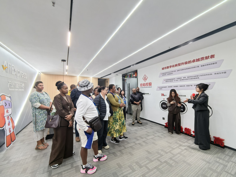 代表团在速卖通（中非）跨境电商产业园参观。均为长沙晚报通讯员 左左 供图