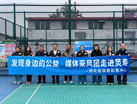 媒体采风团在南湖村乡镇多功能运动场合影留念。