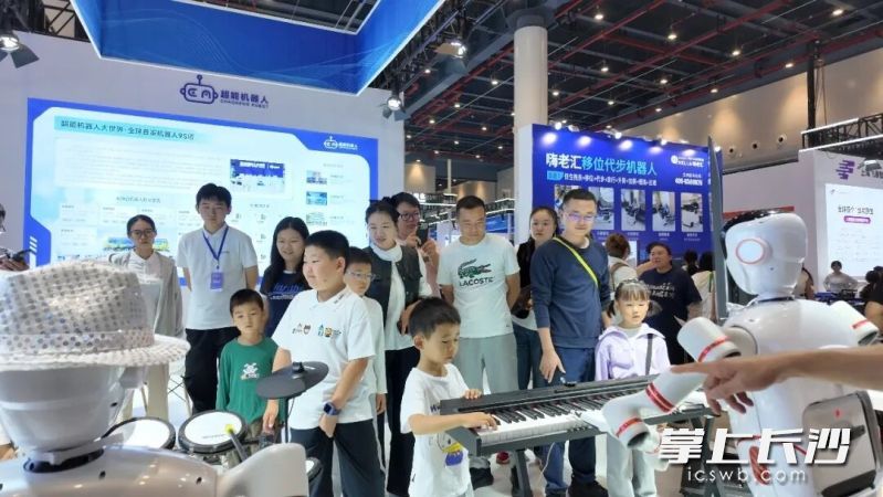 参观者在体验超能机器人产品。长沙晚报通讯员 胡超供图