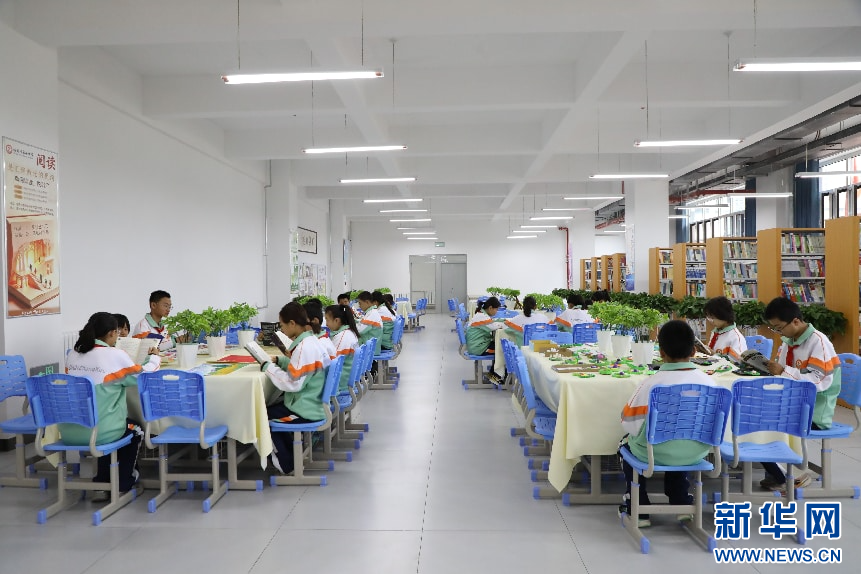图为临夏七中的同学们在阅览室阅读课外读物