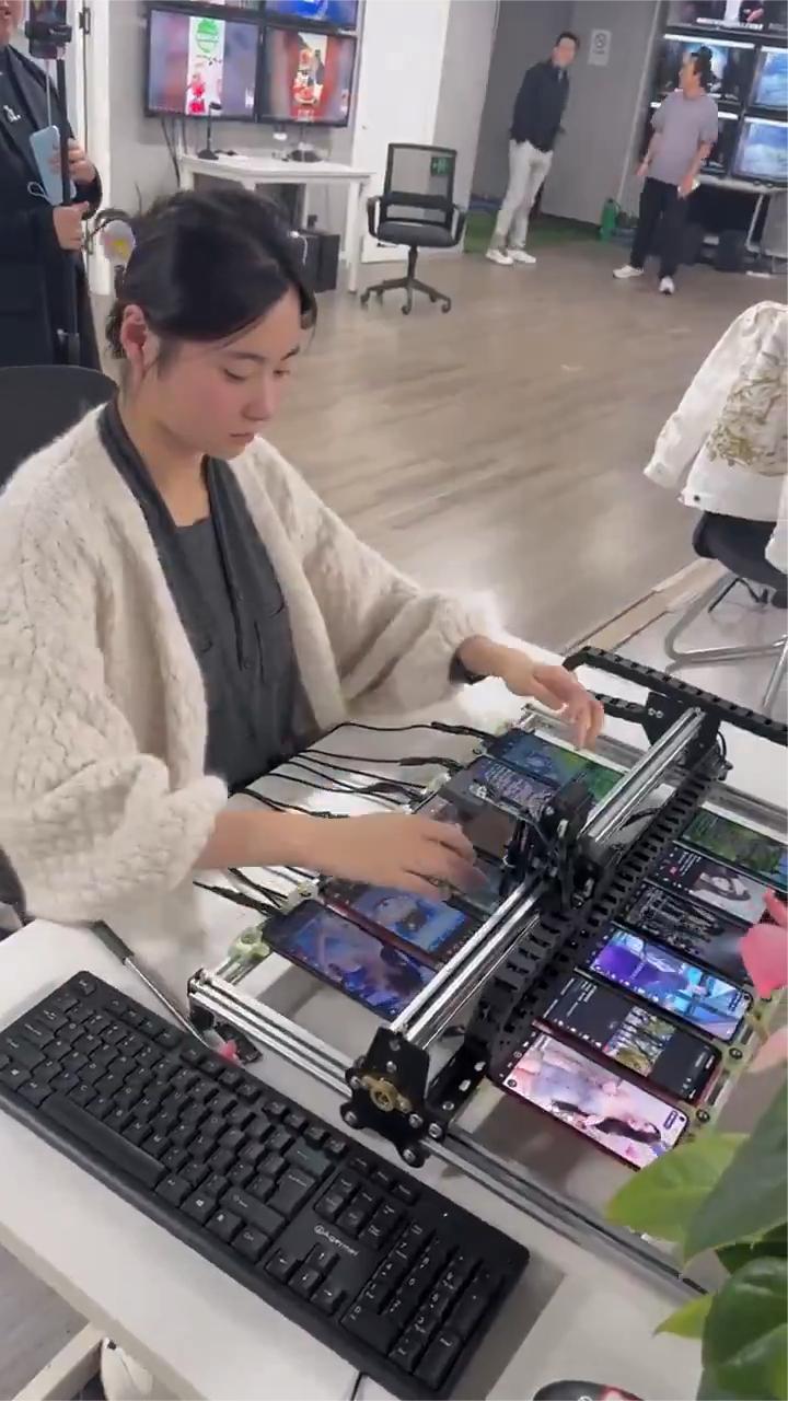 弹“手机钢琴”，指法不凡